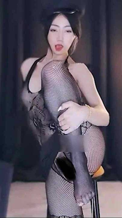 网易CC 星也 开档丝袜高抬腿1V【260M】