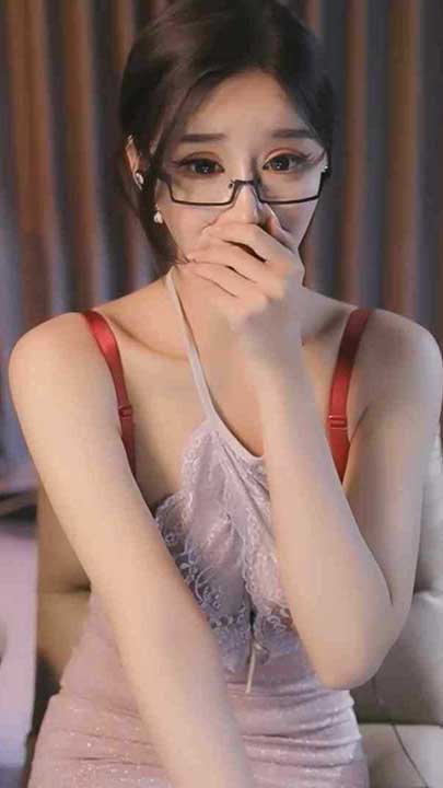 网易CC 小恩雅 定制剧情，妈妈被儿子同学骗去lun1V【655M】