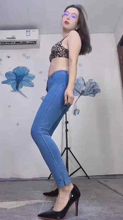 快手 小苹果 眼镜御姐，骚舞顶胯呻吟浪叫16V【377M】